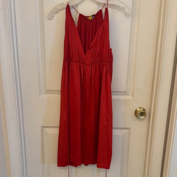 Elegant Red Sleeveless Dress - Picture 1 of 6